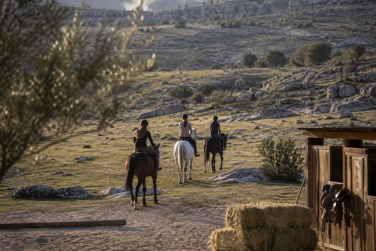 Groupe de cavaliers traversant un plateau calcaire des Alpes-Maritimes